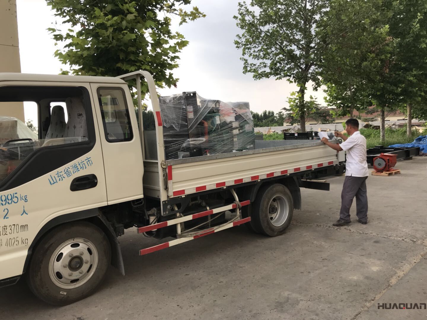  喬先生的一臺HQ30GF標配型柴油發電機組已于7月16號發往遼寧