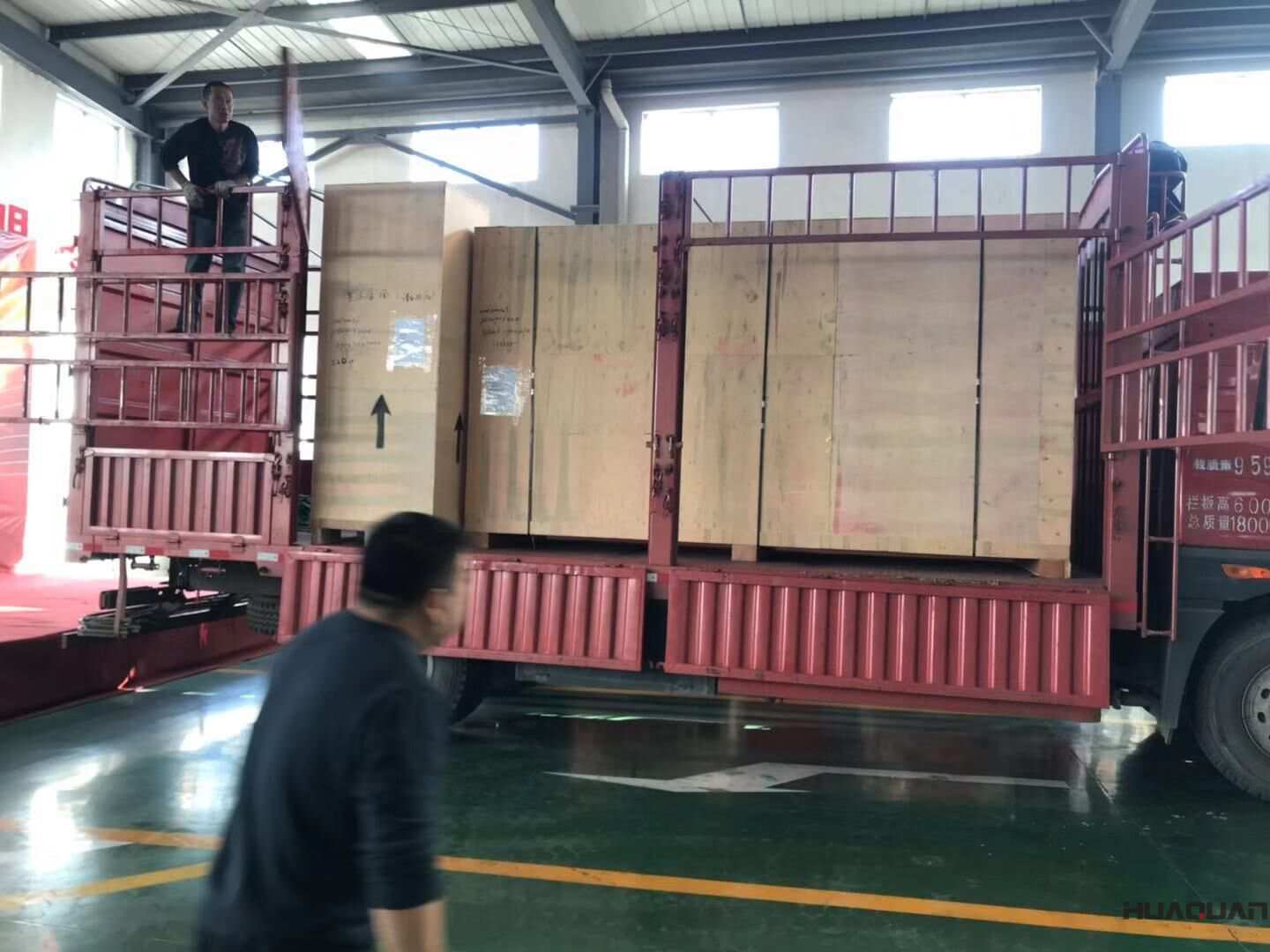 張先生從華全訂制的300kw標配柴油發電機組已于10月18日順利發往山東濱州