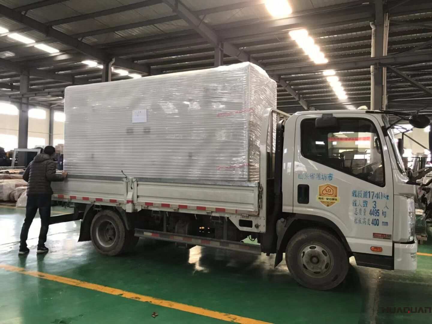 山東付先生11月6日從華全動力采購的250kw立柜四保護柴油發電機組已經成功發往目的地