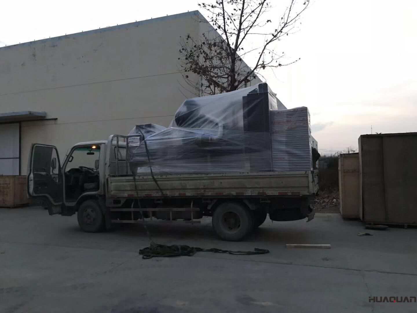 天津聶先生11月17日從華全動力采購的一臺500kw箱式自啟動柴油發電機組已于當天成功發往目的地