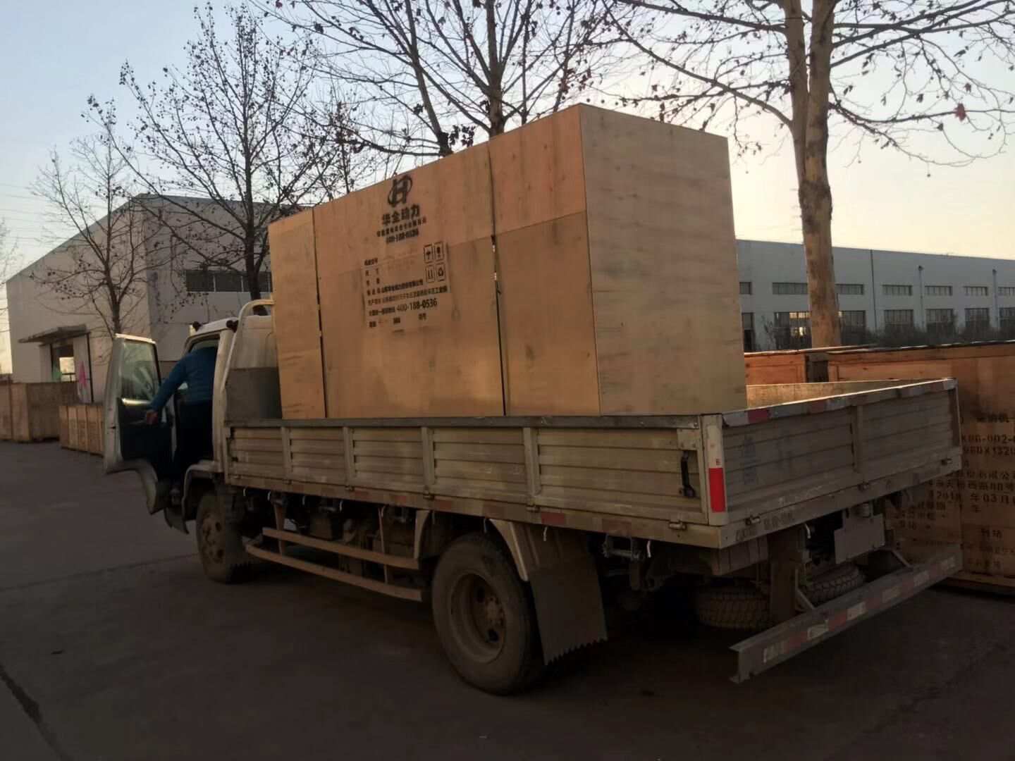 12月22日，一臺300kw靜音箱柴油發(fā)電機(jī)組從華全動(dòng)力順利發(fā)往甘肅省