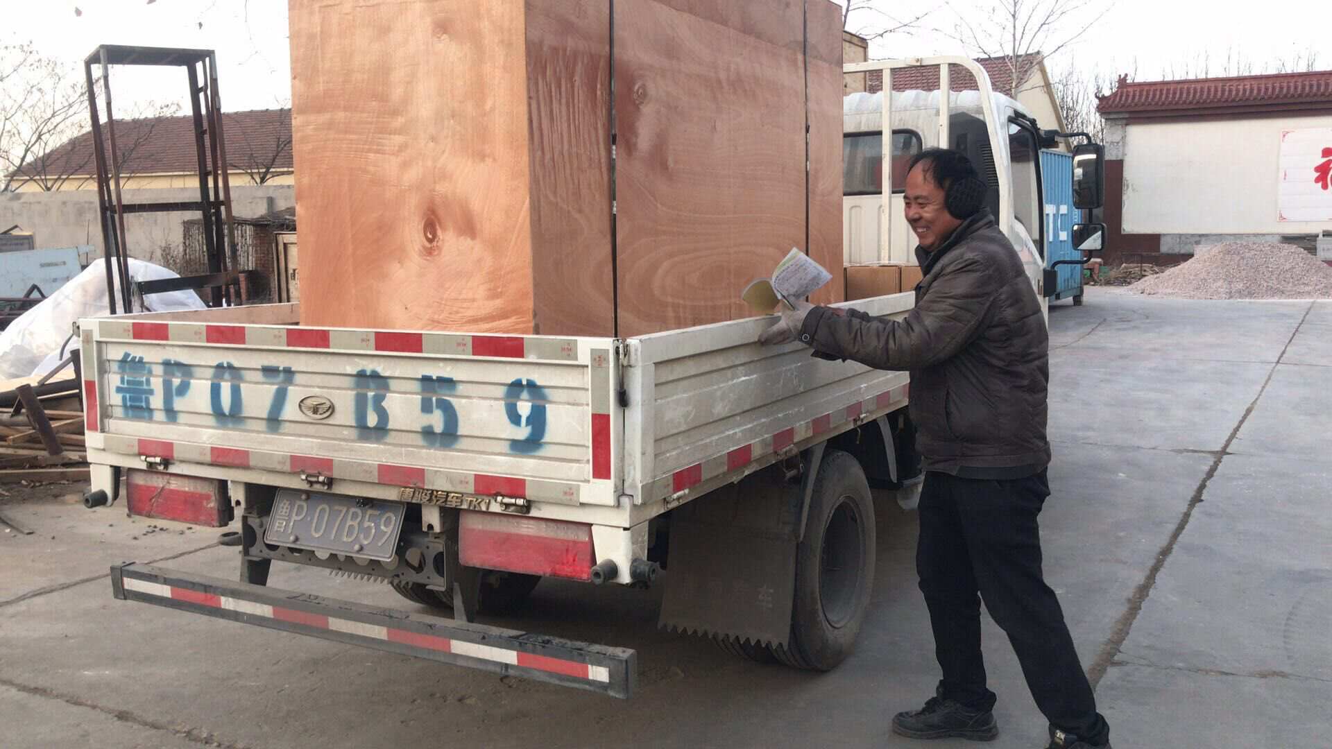 1月12日，湖北省李先生從華全動力采購的80kw移動靜音升降燈順利發往目的地