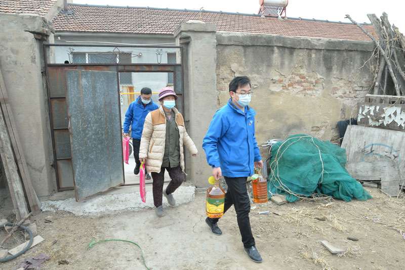 華全動(dòng)力黨支部一行向困難群眾送去花生油、大米和美酒禮盒等禮品